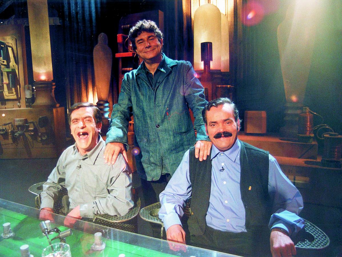 Quintero posa con dos de sus entrevistados que le dieron más fama, el 'Peito' y el 'Cuñao'