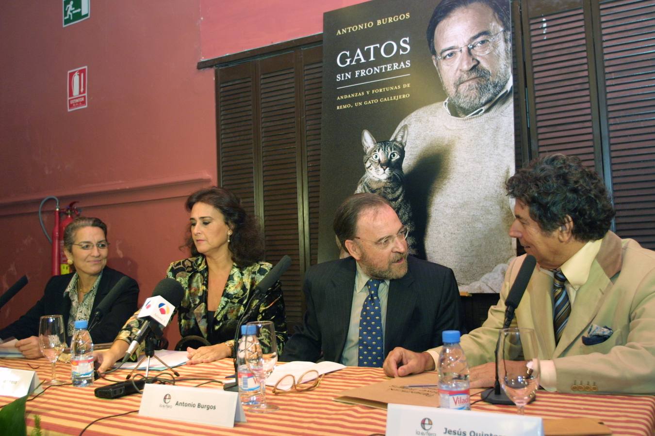 Con Antonio Burgos en la presentación de su libro 'Gatos sin fronteras'