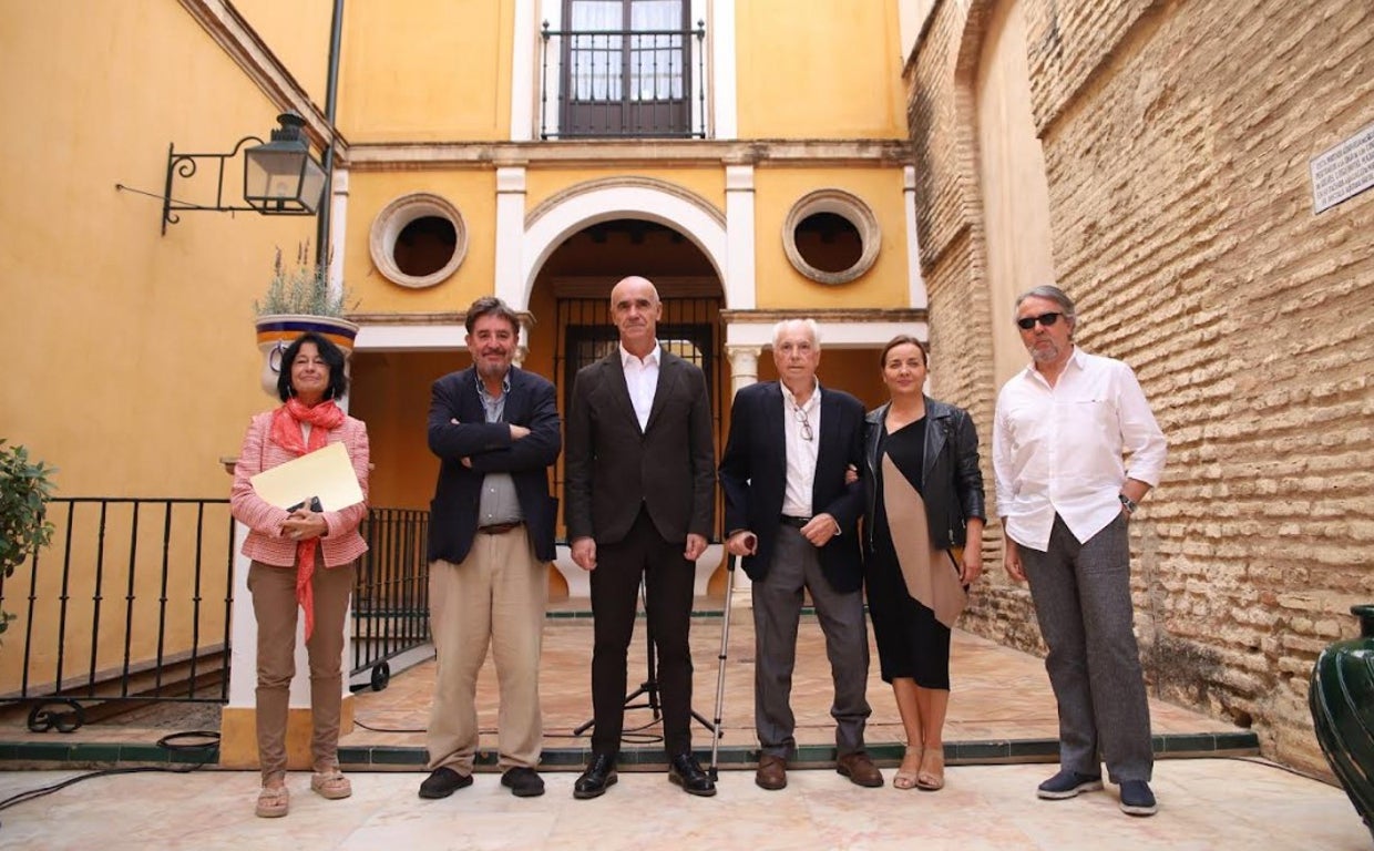 Antonio Muñoz con Mercedes de Pablos, Luis García Montero, Eduardo Mendicutti, Pepa Bueno y Felipe Benítez Reyes