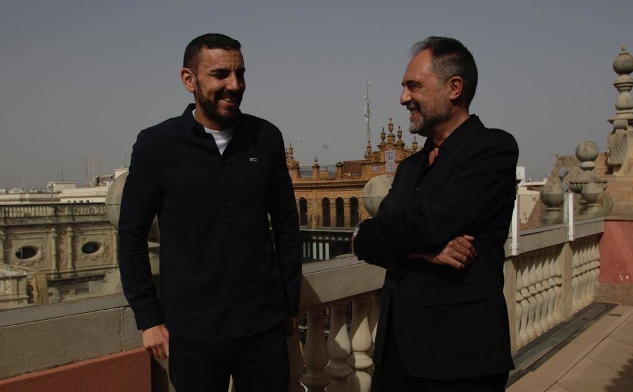 Francisco Fuster junto al otro autor premiado José Javier León, este martes en Cajasol