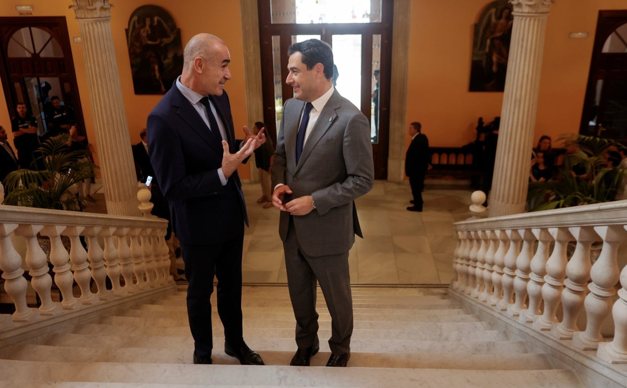 Antonio Muñoz y Juanma Moreno conversan en el vestíbulo del Ayuntamiento