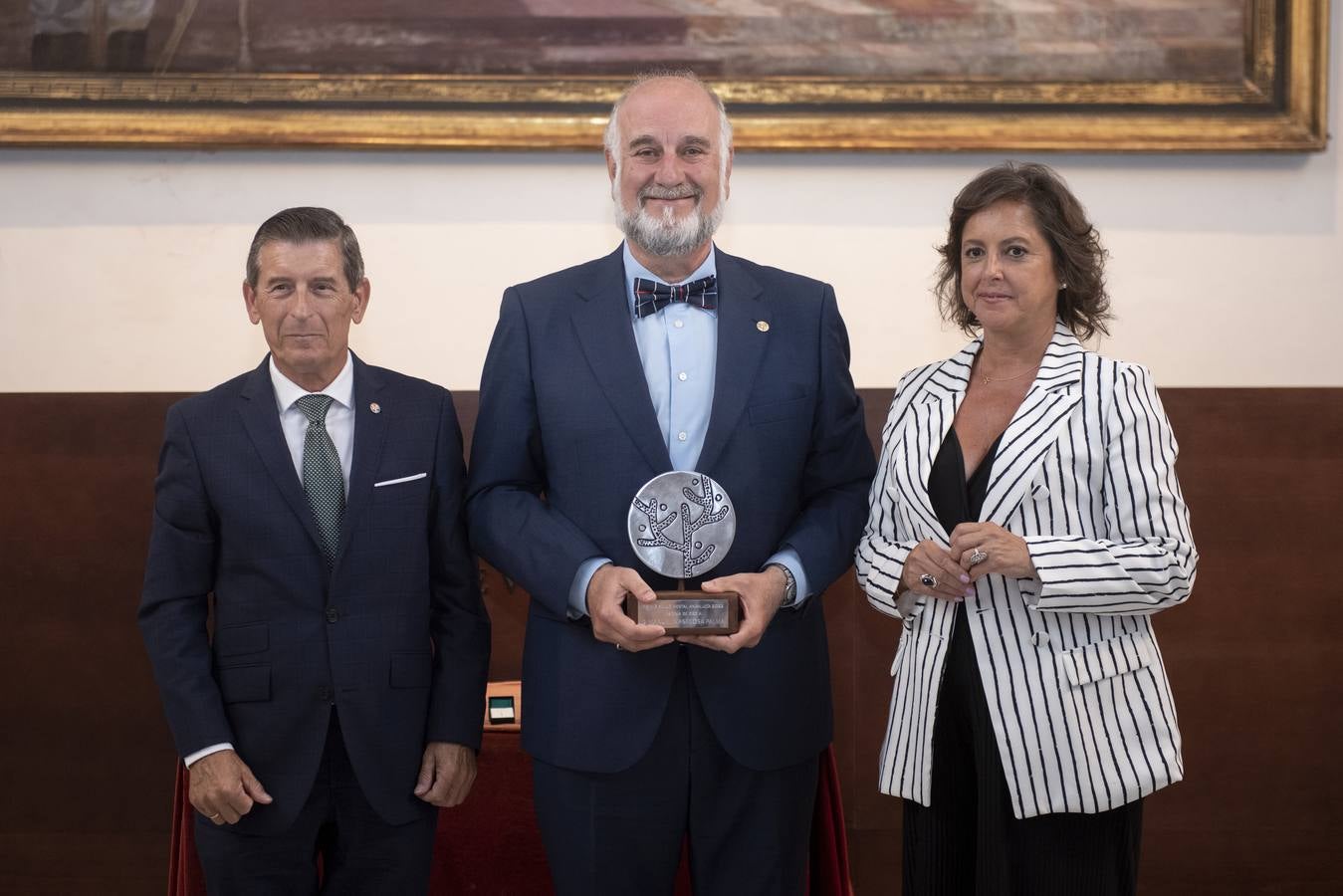 El doctor Manuel Masegoza Palma recibe la insignia de oro