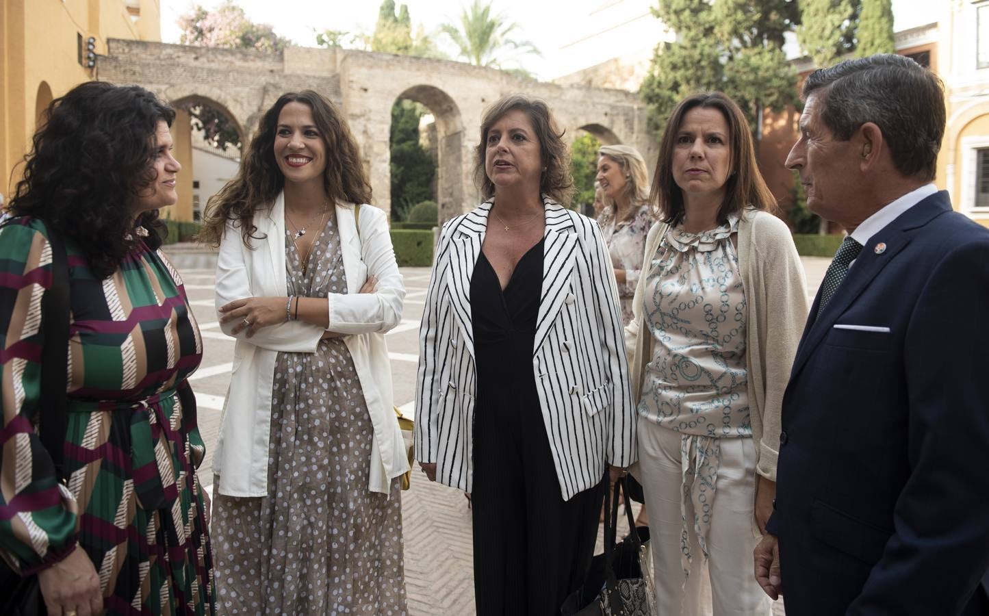 La consejera de Salud y Consumo, Catalina García, y el presidente de la Fundación, Manuel Movilla, saludan a los premiados al llegar al Alcázar
