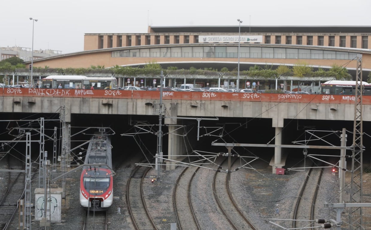 El barranco de vías de la estación de Santa Justa, un objeto de polémica entre arquitectos y el Ayuntamiento