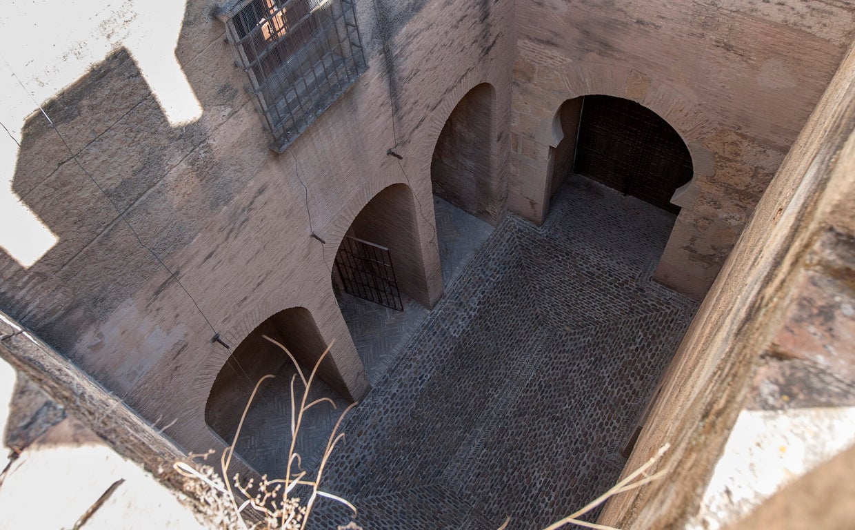 El interior de la Puerta de Córdoba, al lado de la iglesia de San Hermenegildo