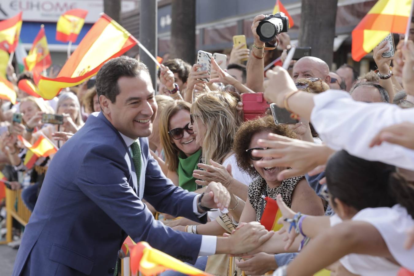 Juanma Moreno saluda a las numerosas personas que esperaban al Rey en Lebrija