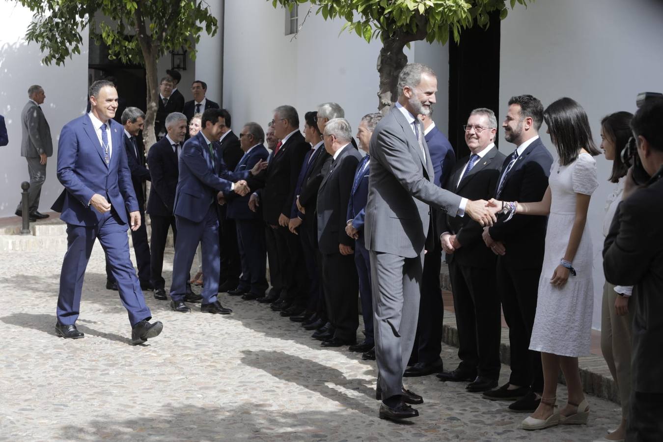 El Rey saluda a las numerosas personas que lo esperaban en Lebrija