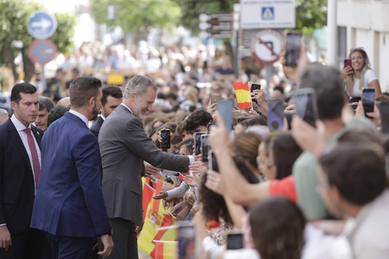 El Rey saluda a las numerosas personas que lo esperaban en Lebrija