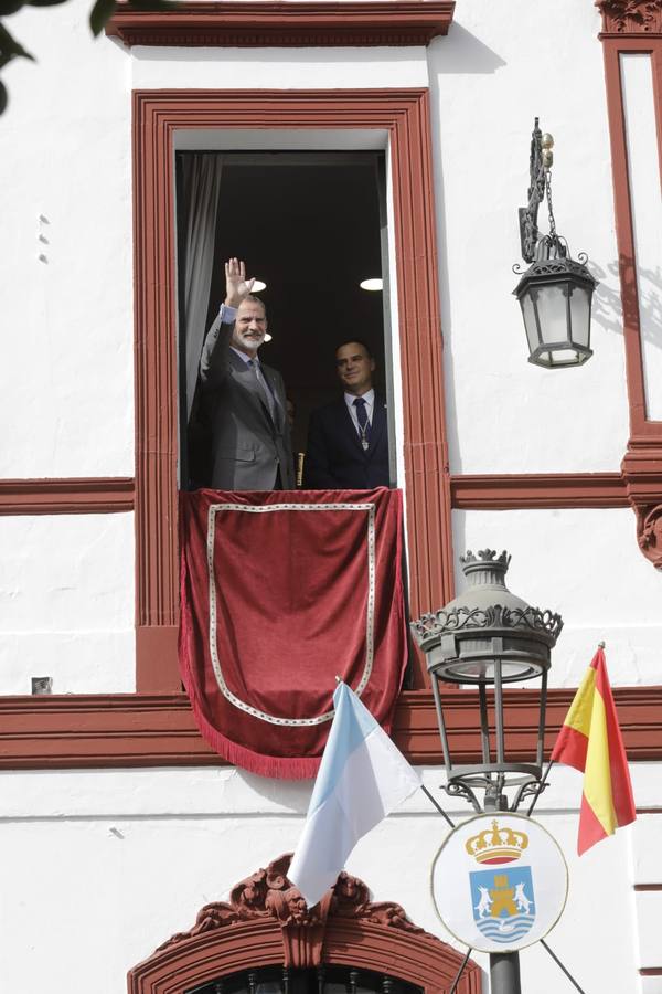 El Rey saluda a las numerosas personas que lo esperaban en Lebrija