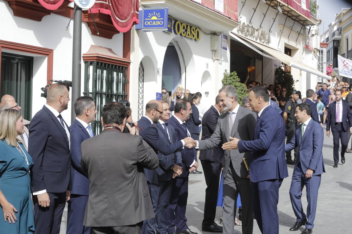 El Rey saluda a las numerosas personas que lo esperaban en Lebrija