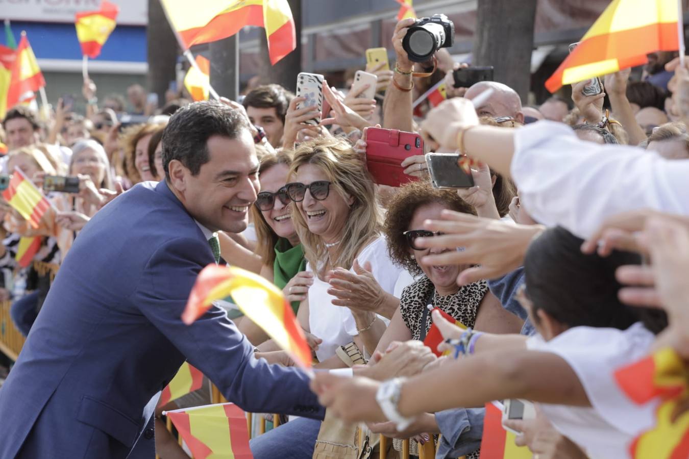 Juanma Moreno saluda a las numerosas personas que esperaban al Rey en Lebrija