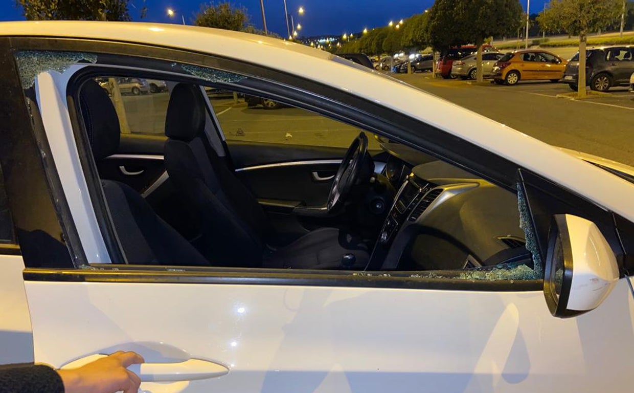 Uno de los coches en los que han robado en los últimos días con el cristal de la puerta delantera derecha roto