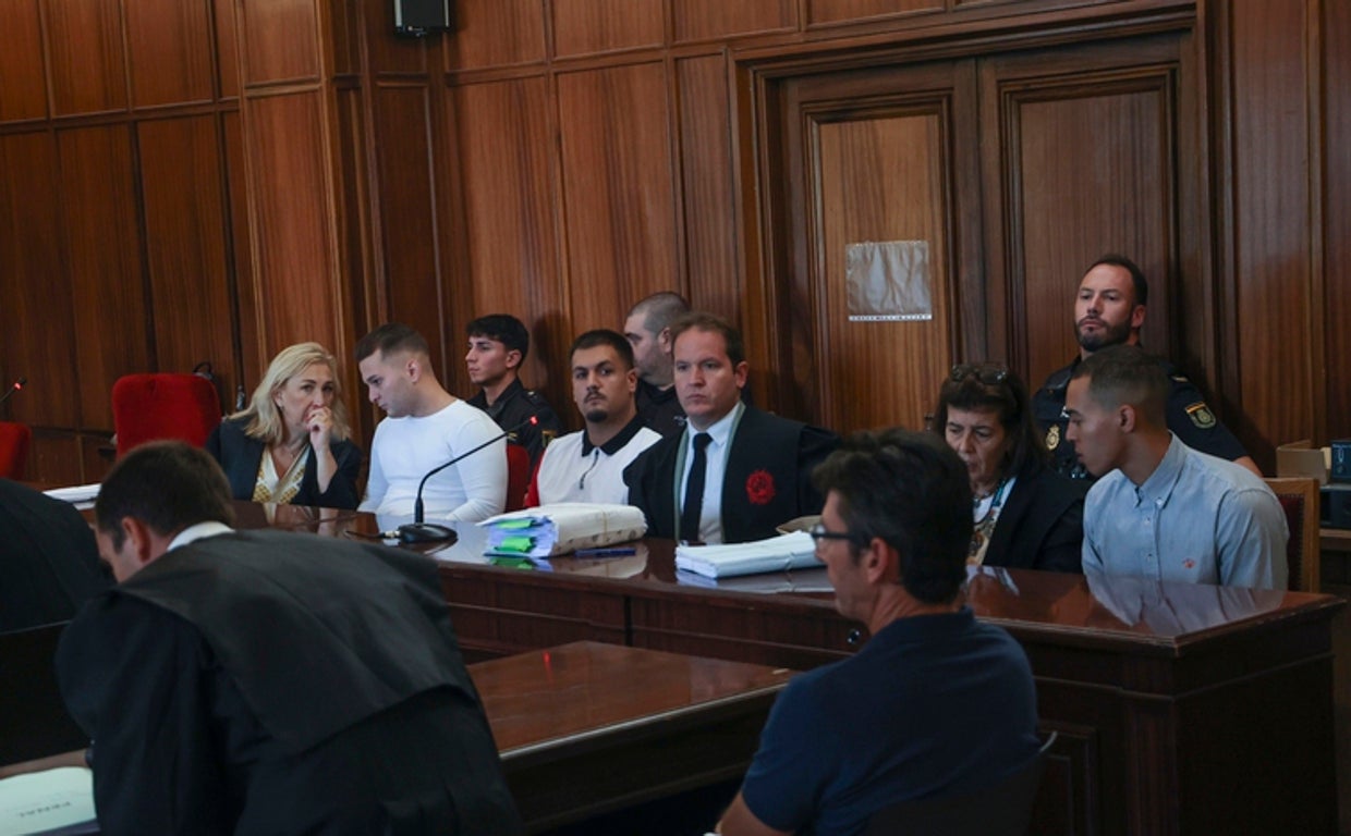 El primero por la derecha es el acusado condenado por el asesinato de La Puebla de Cazalla