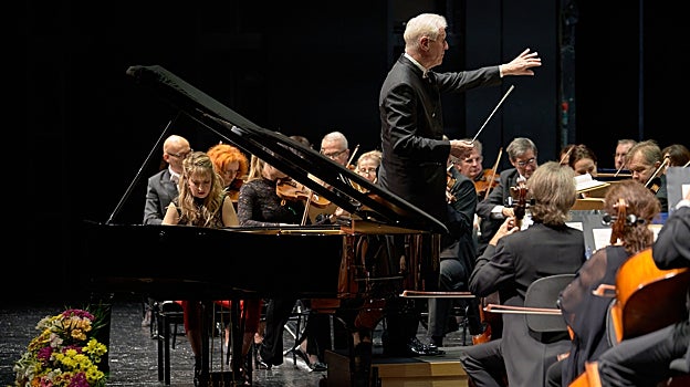 El maestro Cristoph Poppen dirigiendo a la Sinfónica