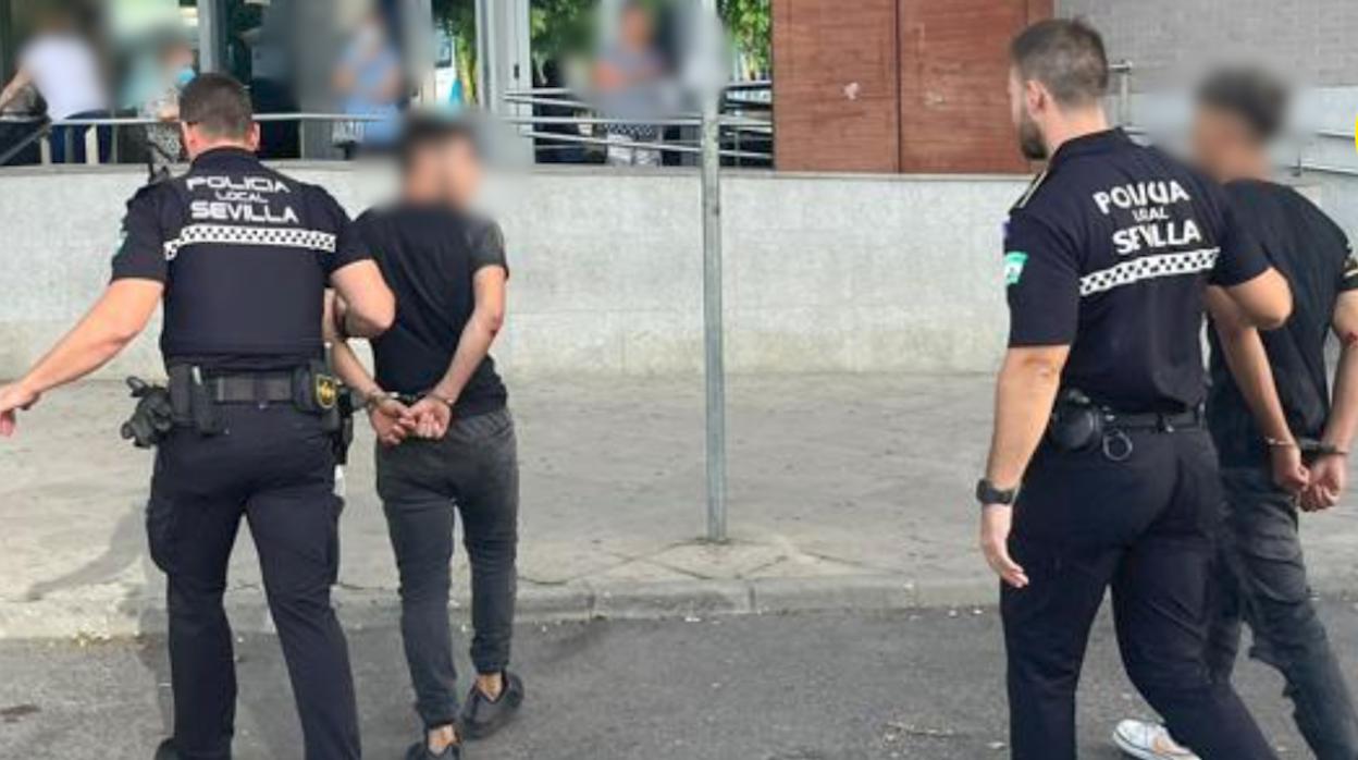 Detenidos dos menores en Sevilla tras huir de la Policía en una moto robada
