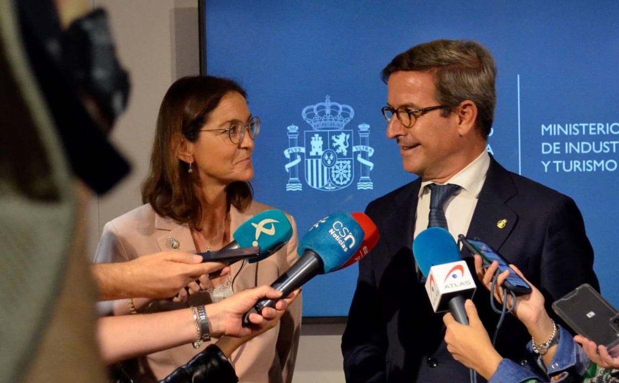 Reyes Maroto, ministra de Industria, junto a Jorge Paradela, consejero de Industria y Política Energética de la Junta de Andalucía