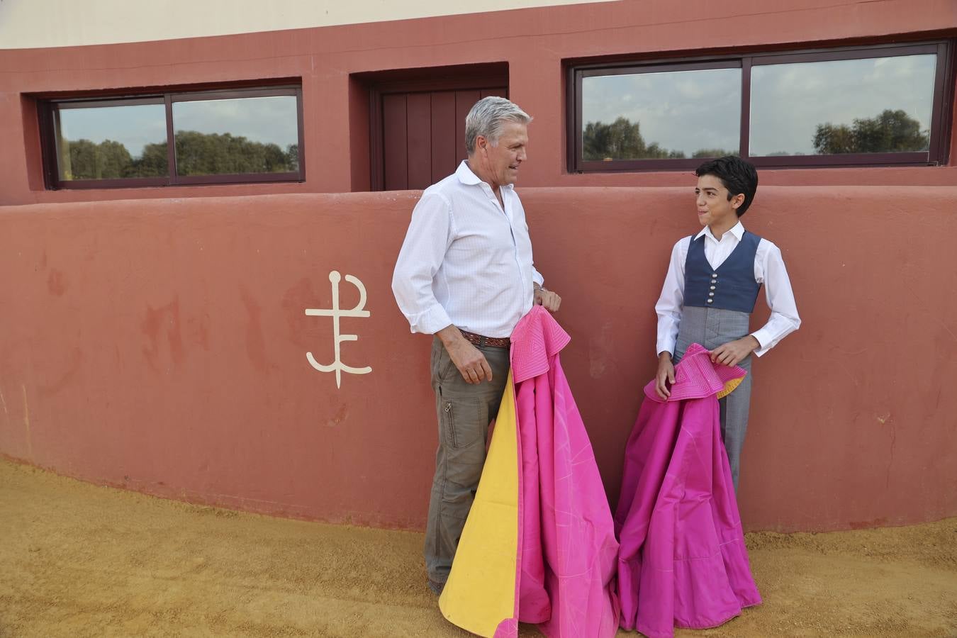 El novillero Marco Pérez, en la finca de Juan Antonio Ruiz 'Espartaco'