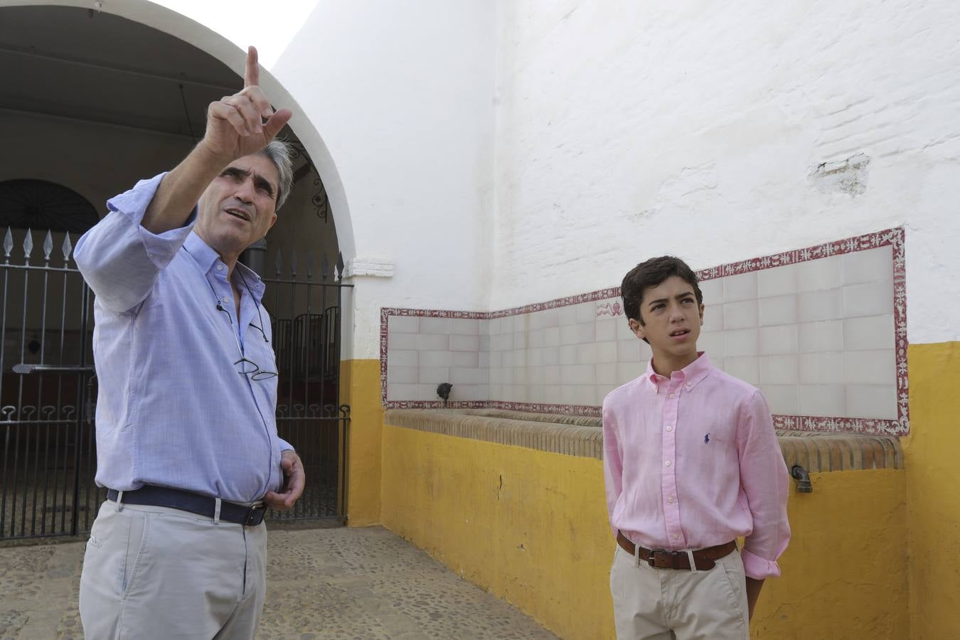 El novillero Marco Pérez, con el matador Emilio Muñoz en la Maestranza