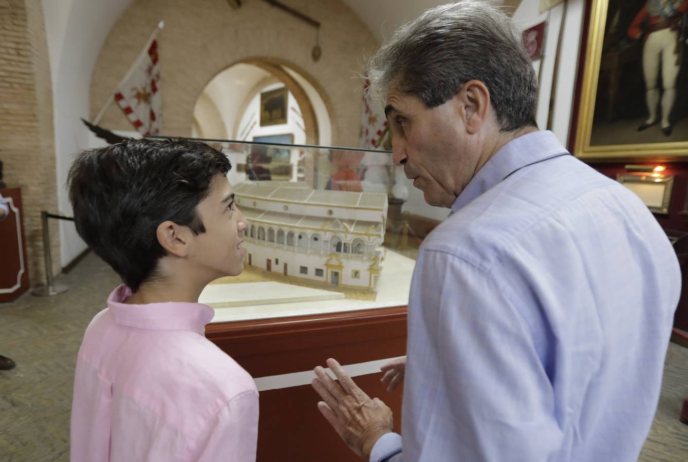 El novillero Marco Pérez, con el matador Emilio Muñoz en la Maestranza