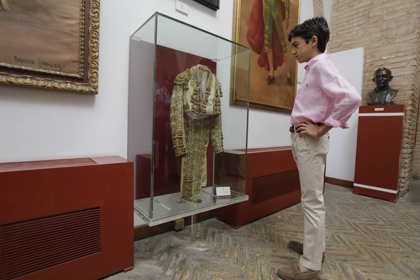 El novillero Marco Pérez, con el matador Emilio Muñoz en la Maestranza