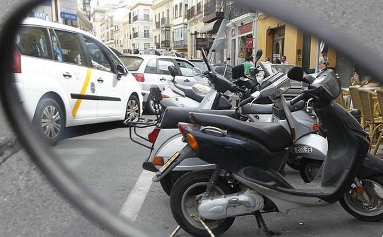 Varios vehículos estacionados en una vía de Sevilla capital