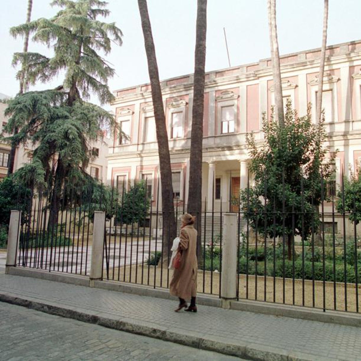 La Real Academia de Buenas Letras de Sevilla sale en defensa de la Escuela de Estudios Hispanomericanos