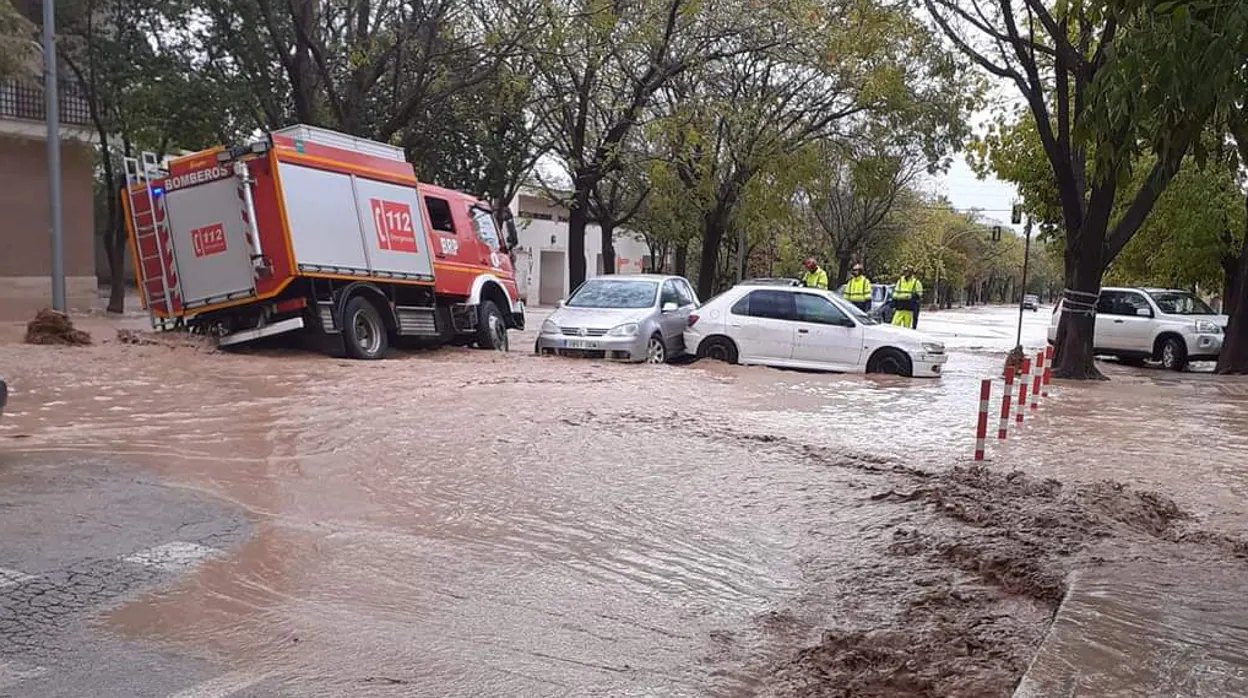 Dos personas han sido rescatadas por los Bomberos tras ser arrastrado su vehículo por el agua en Écija