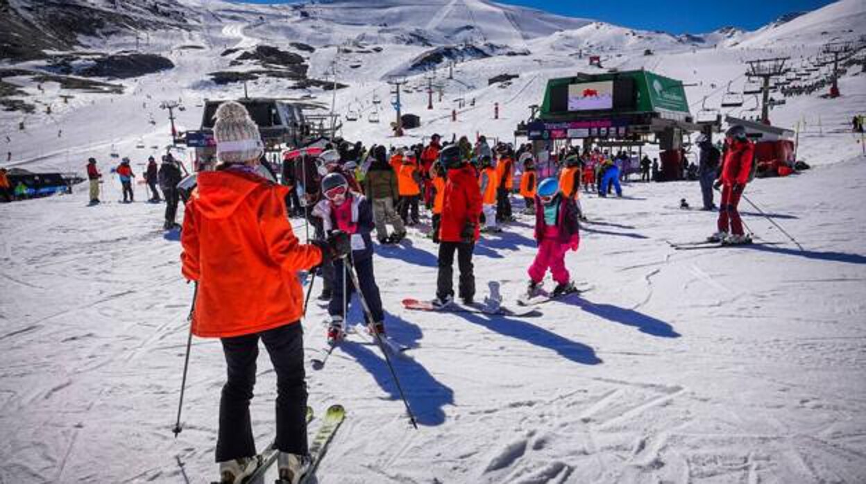 Sierra Nevada oferta 147 plazas de trabajo para la estación de esquí