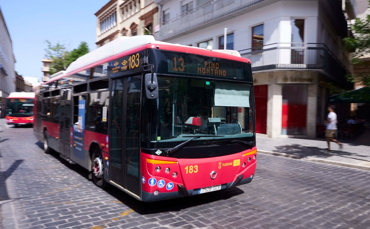 Un autobús circula por las calles de Sevilla