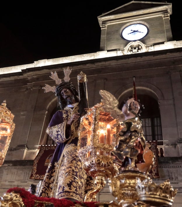 El Gran Poder en la procesión de regreso a su basílica, delante del Ayuntamiento de Sevilla