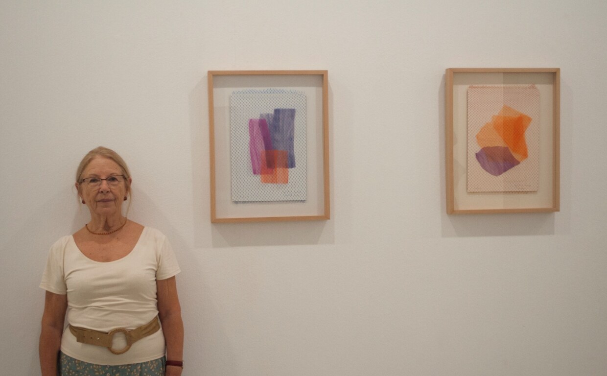 Paz Pérez Ramos ante algunas de sus obras en la galería Birimbao