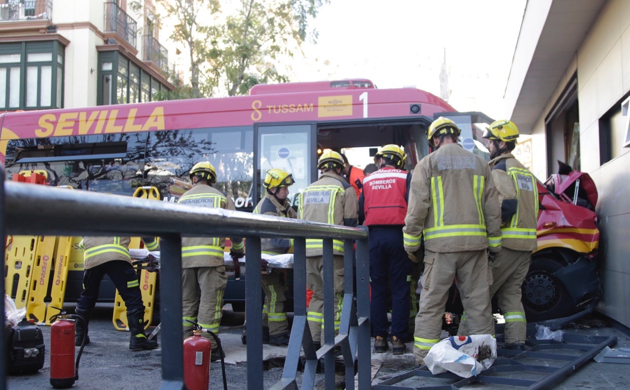 Bomberos y sanitarios tuvieron que intervenir para atender a la decena de personas heridas