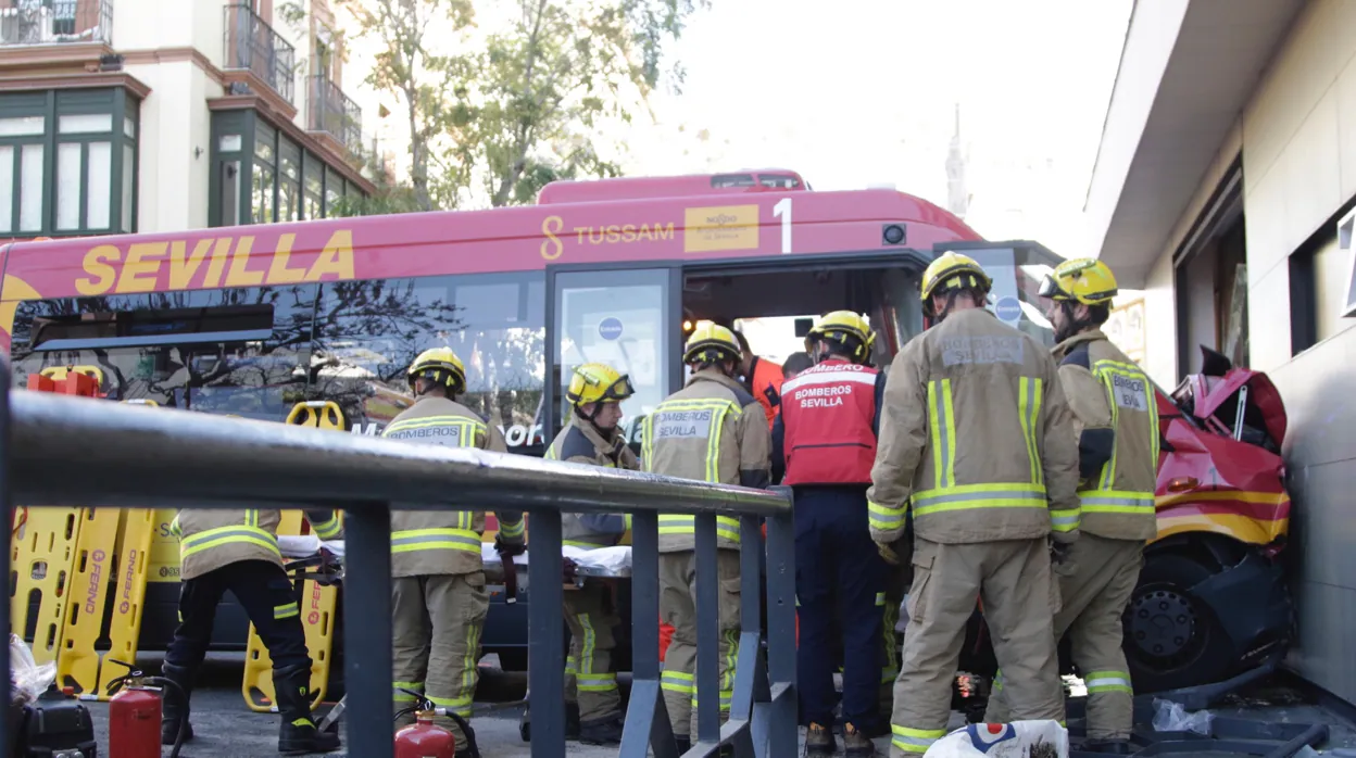 El accidente de Tussam en la plaza del Duque de Sevilla se cierra sin aclarar las causas