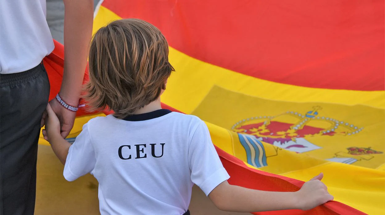 El Colegio CEU San Pablo Sevilla celebra el Día de la Fiesta Nacional de España