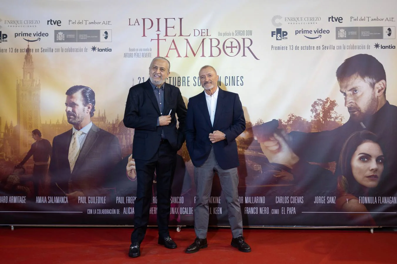El director, los actores y el autor de la novela asistieron al estreno en Sevilla