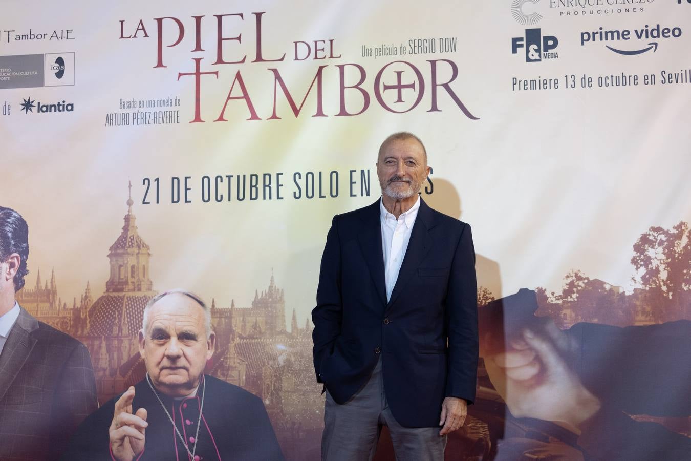 El director, los actores y el autor de la novela asistieron al estreno en Sevilla