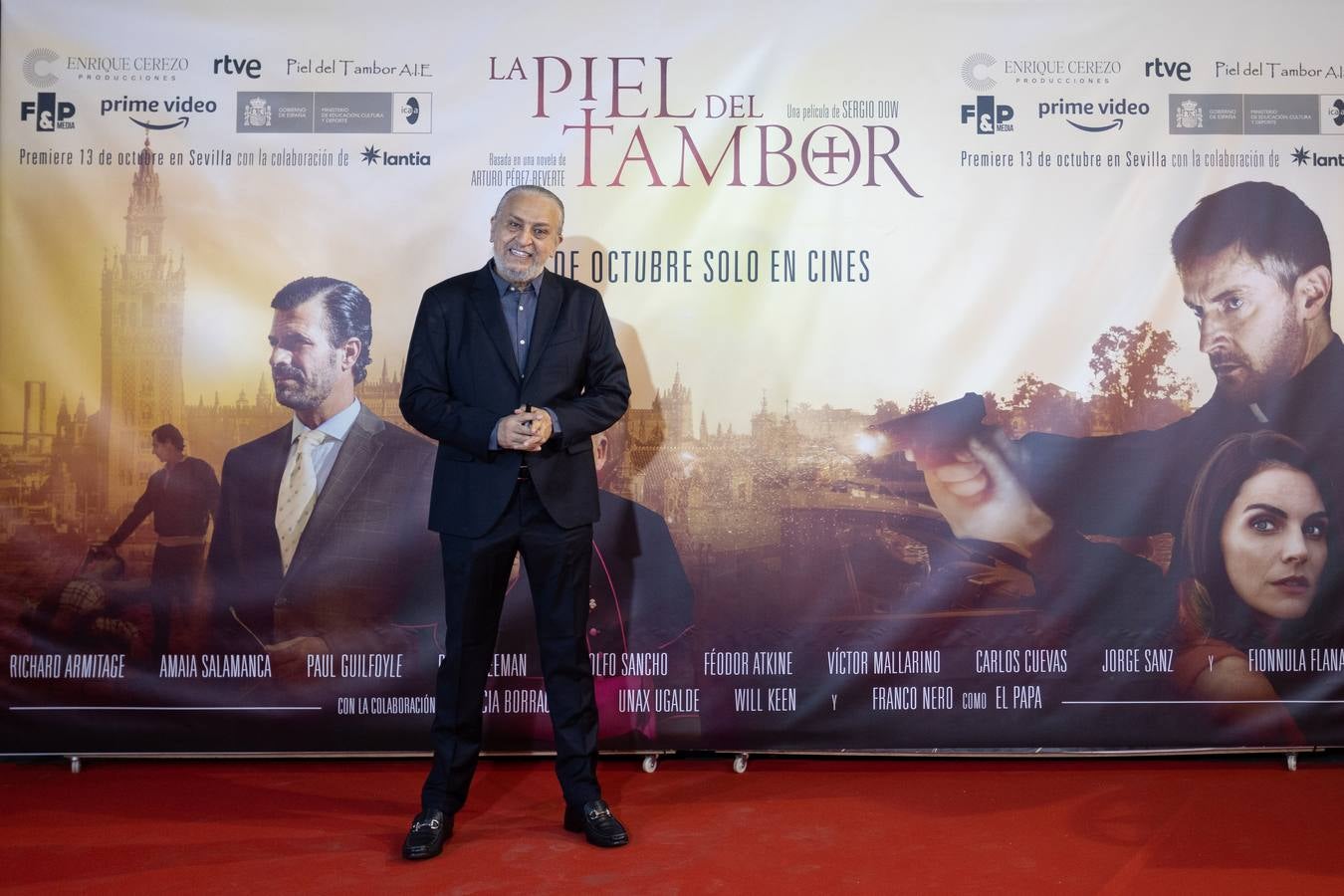 El director, los actores y el autor de la novela asistieron al estreno en Sevilla