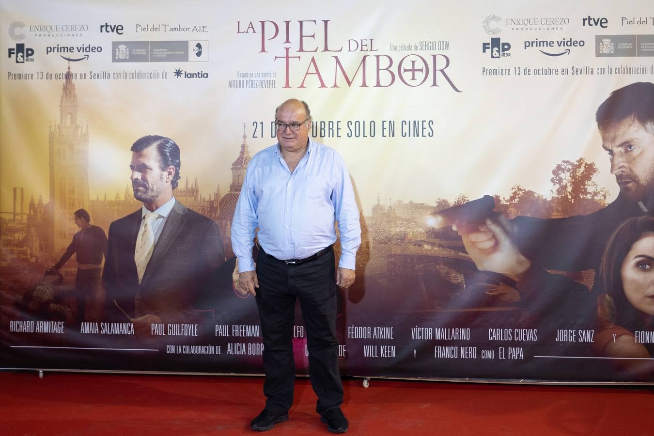 El director, los actores y el autor de la novela asistieron al estreno en Sevilla
