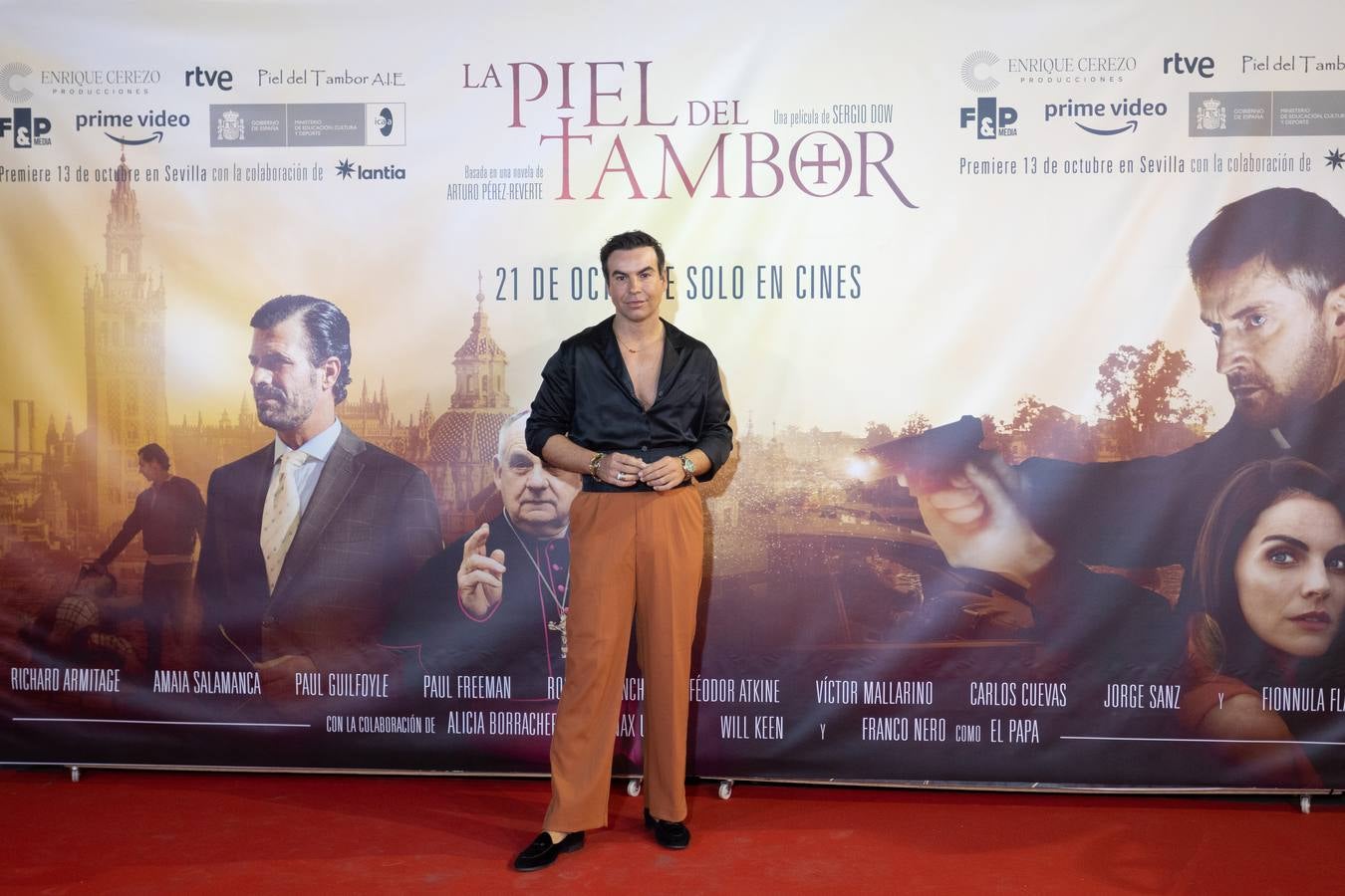 El director, los actores y el autor de la novela asistieron al estreno en Sevilla