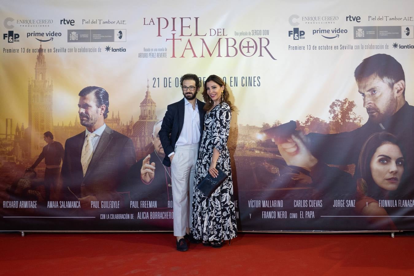 El director, los actores y el autor de la novela asistieron al estreno en Sevilla