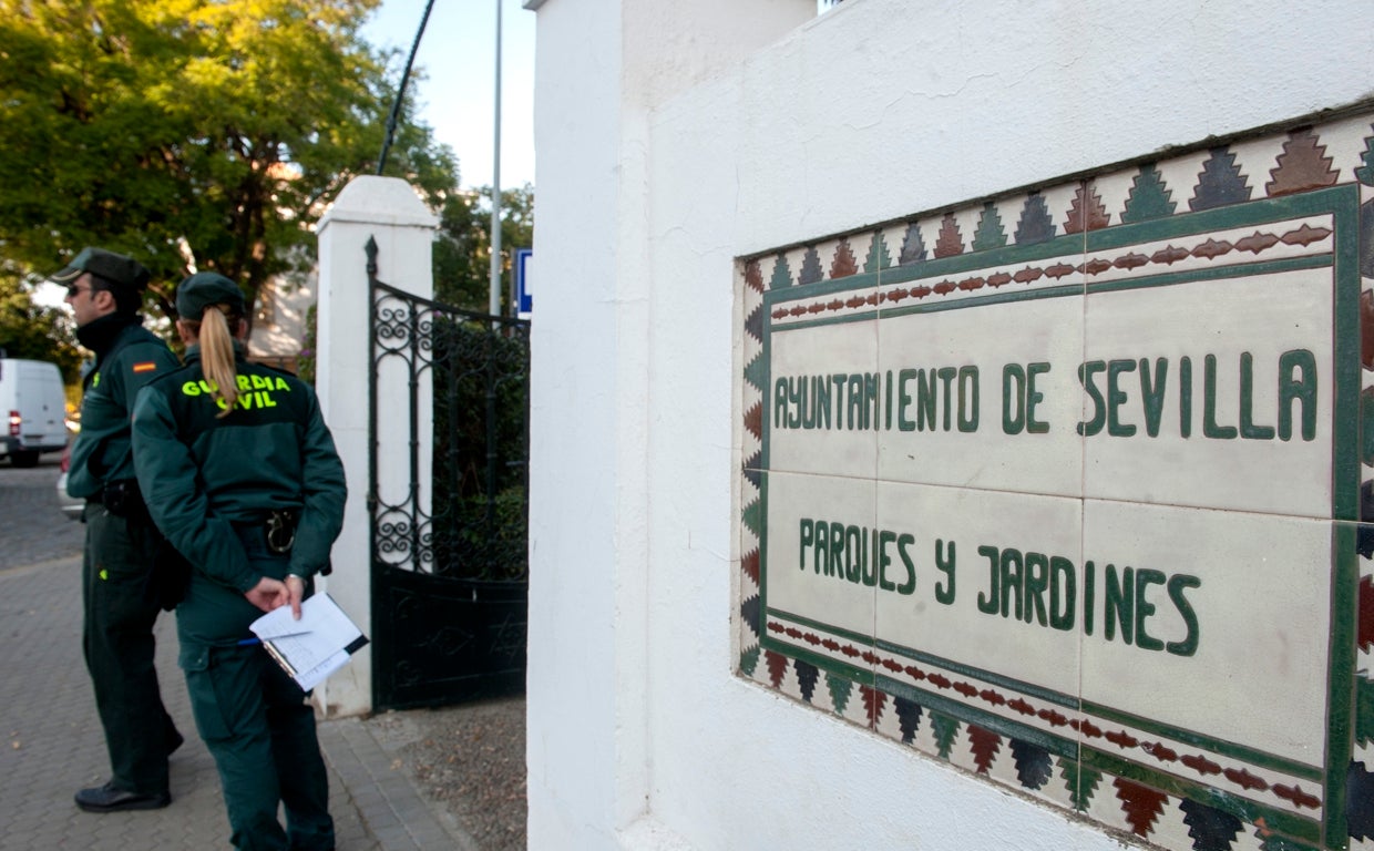 Dos agentes de la Guardia Civil durante el registro de la sede de Parques y Jardines del Ayuntamiento en la operación Madeja