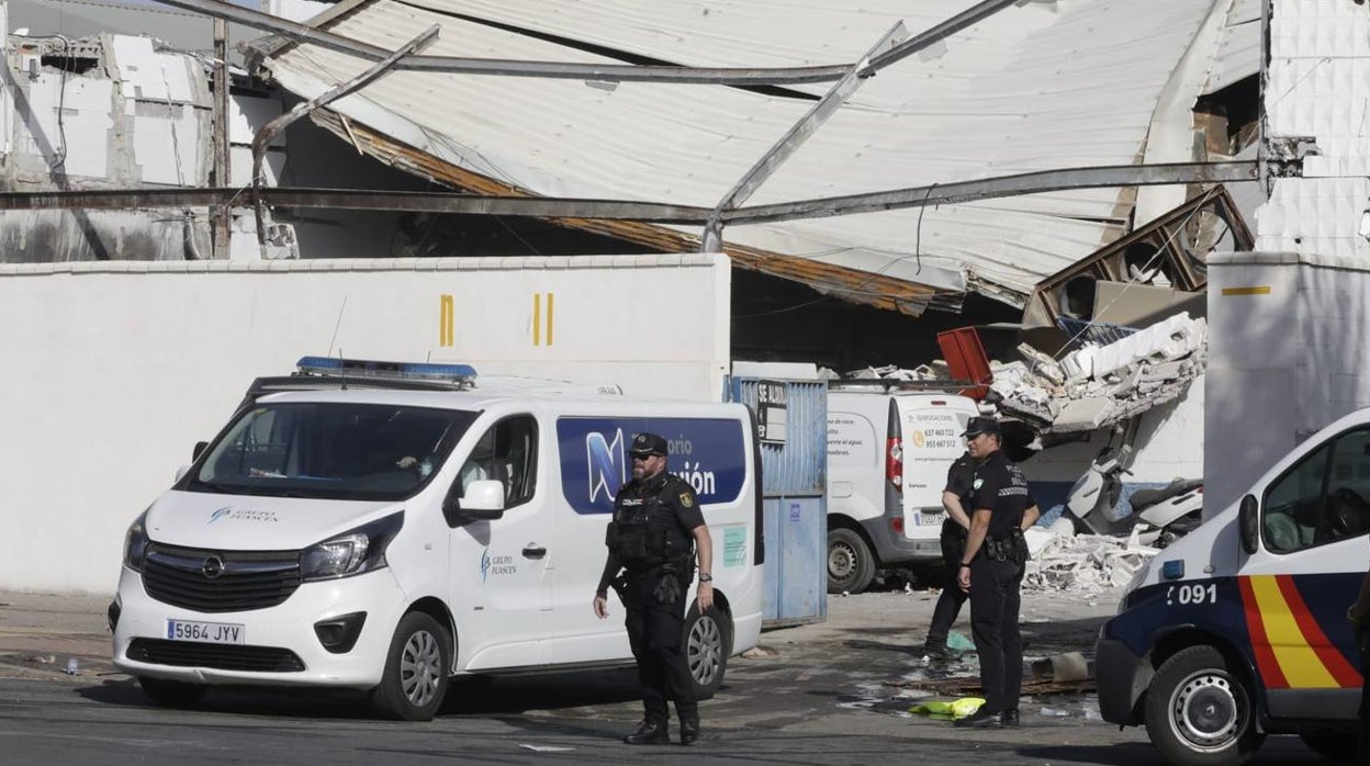 Las imágenes del derrumbe de una nave industrial en Sevilla