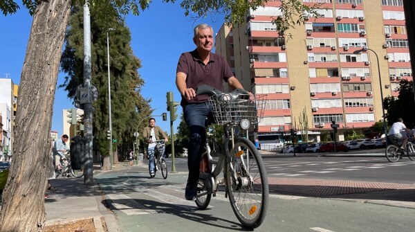 Sanz se compromete a construir 12 kilómetros de carril bici para llevarlo a Calonge, Pino Montano o Sevilla Este