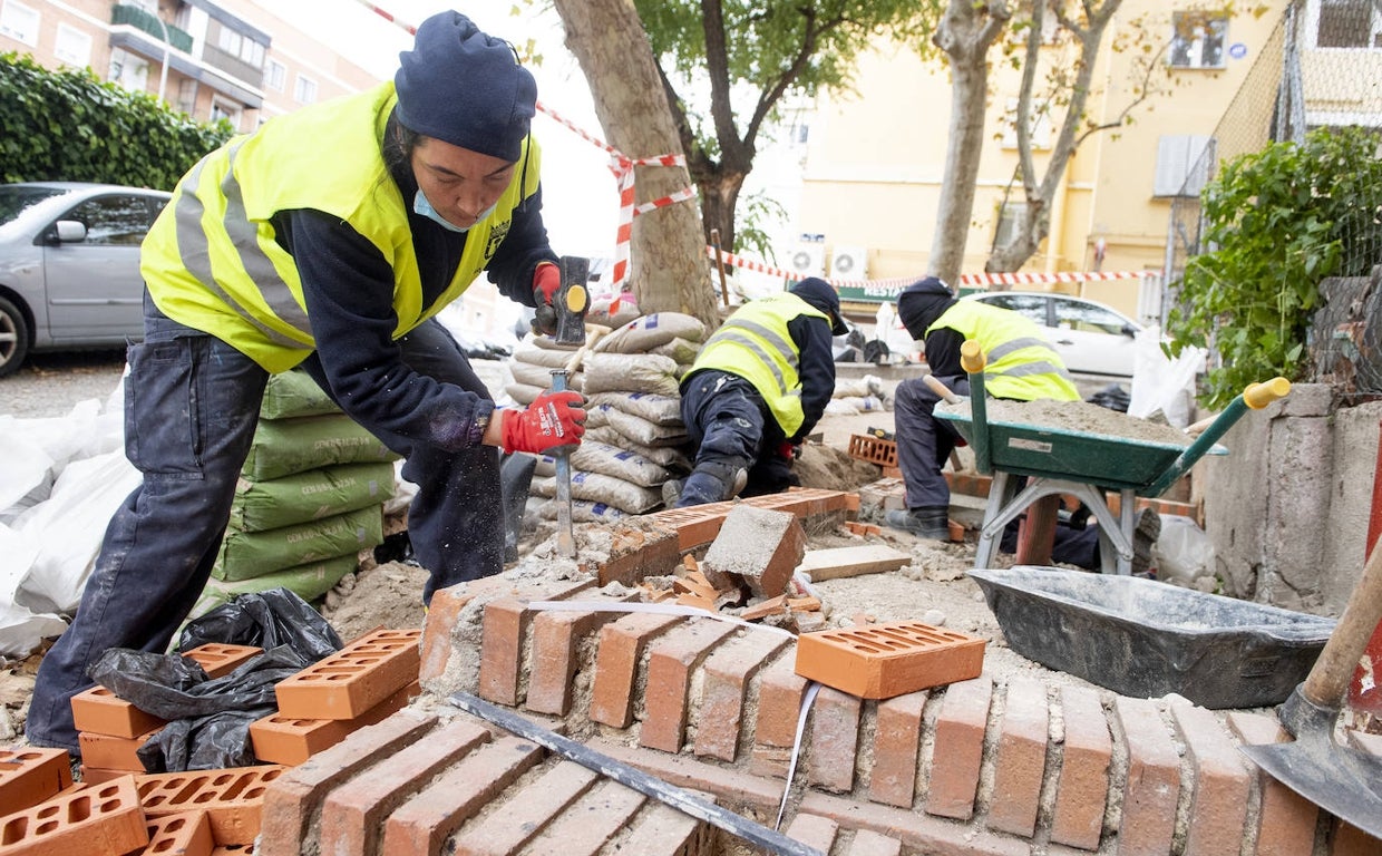 El empleo crecerá un 3,4% en 2023 en Andalucía, pero el PIB sólo aumentará un 0,9%