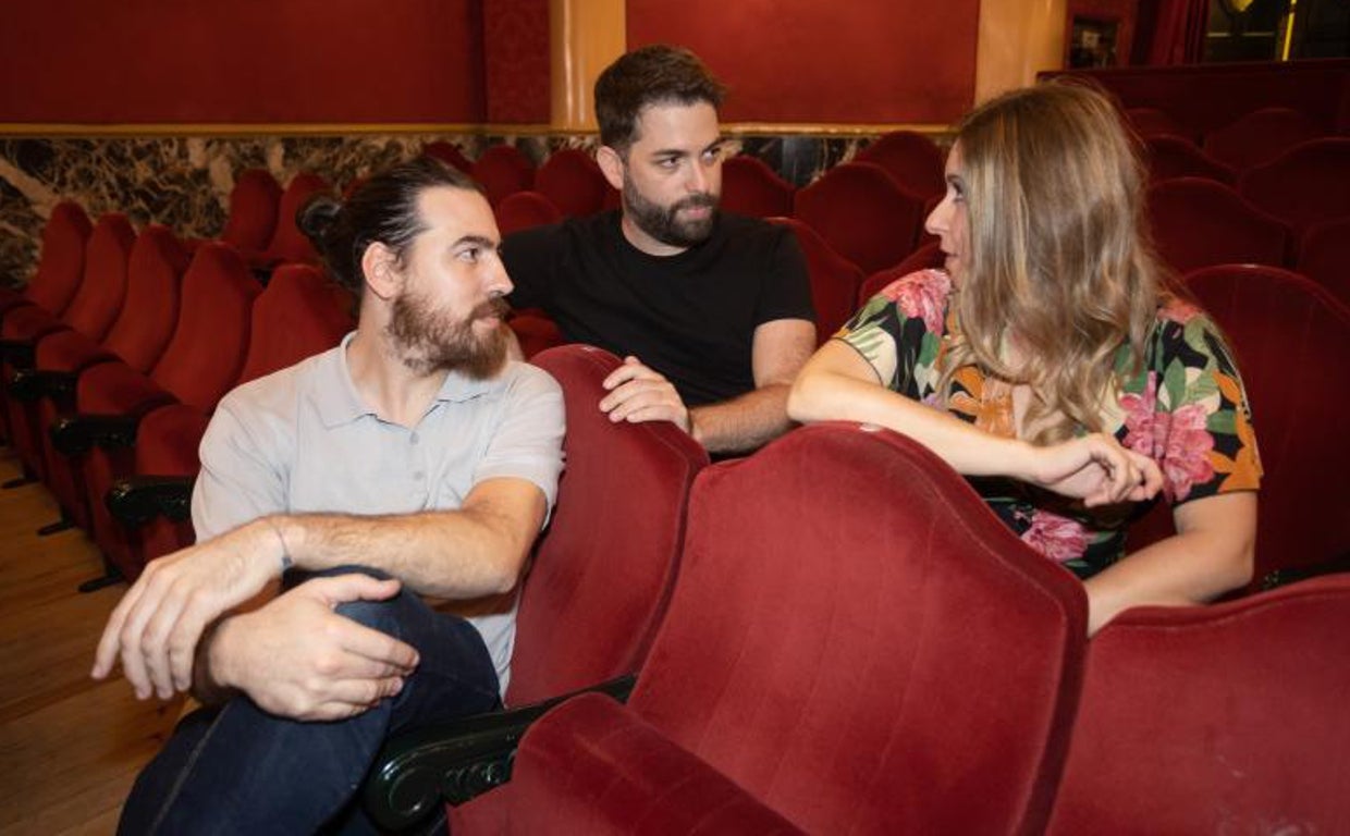 Cachito Vallés, Rafael Villalobos y Rocío Márquez en el teatro Lope de Vega durante los ensayos de la obra