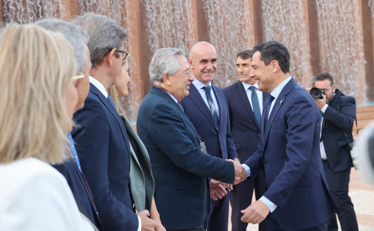 Juanma Moreno saluda a Javier Targuetta en presencia de Antonio Muñoz y Sara AAgesen