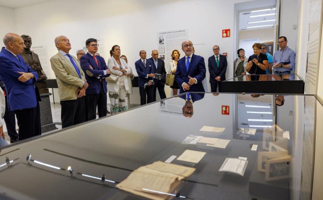 Una de las vitrinas de la exposición dedicada a José María Izquierdo, con la escultura que hizo Sebastián Santos Calero presidiendo la sala Gonzalo Bilbao