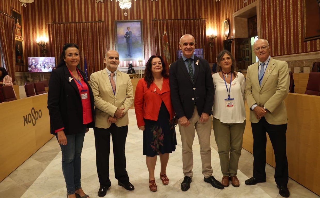 El alcalde de Sevilla, Antonio Muñoz, ha recibido este jueves en el salón plenario a los representantes de la AECC