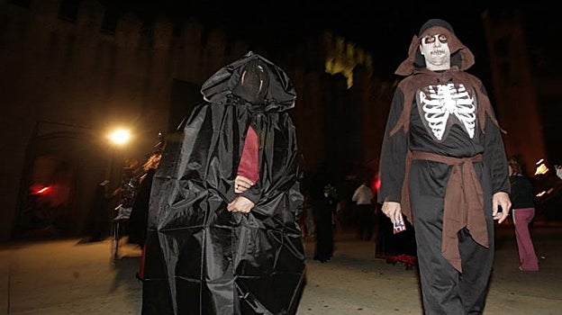 Grupo de personas disfrazadas en Isla Mágica