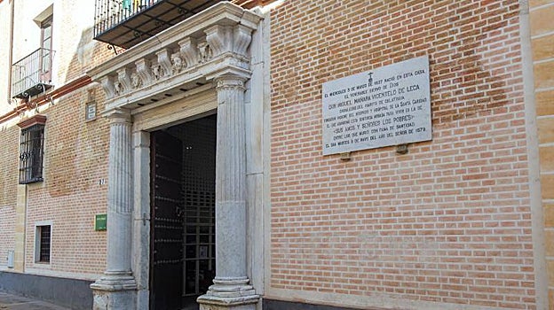 Portada de 1540 y placa en recuerdo de Miguel de Mañara